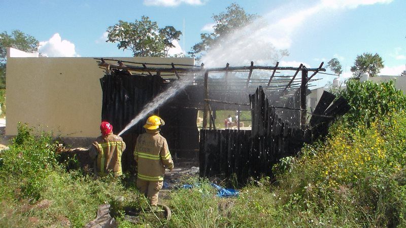Pirómanos queman palapa-bodega en FCP