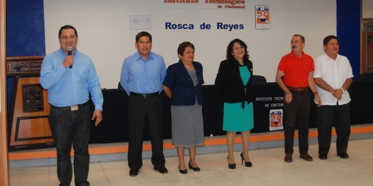 Personal directivo del Instituto Tecnologico de Chetumal (ITCH), realizaron el acostumbrado corte de la Rosca de Reyes, lo que marca el inicio de las actividades escolares para este 2015.