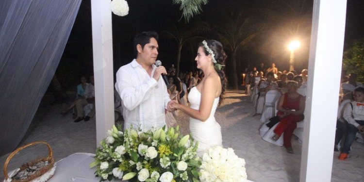 Salim Chamlati Guillen jura amor eterno ante los asistentes a su ahora Mónica Cortina Mora.