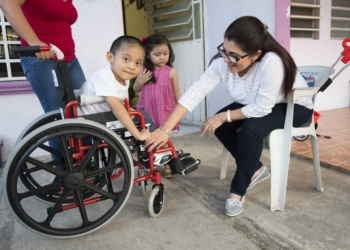 Diputada Maritza Medina entregan silla de ruedas al pequeño Matías