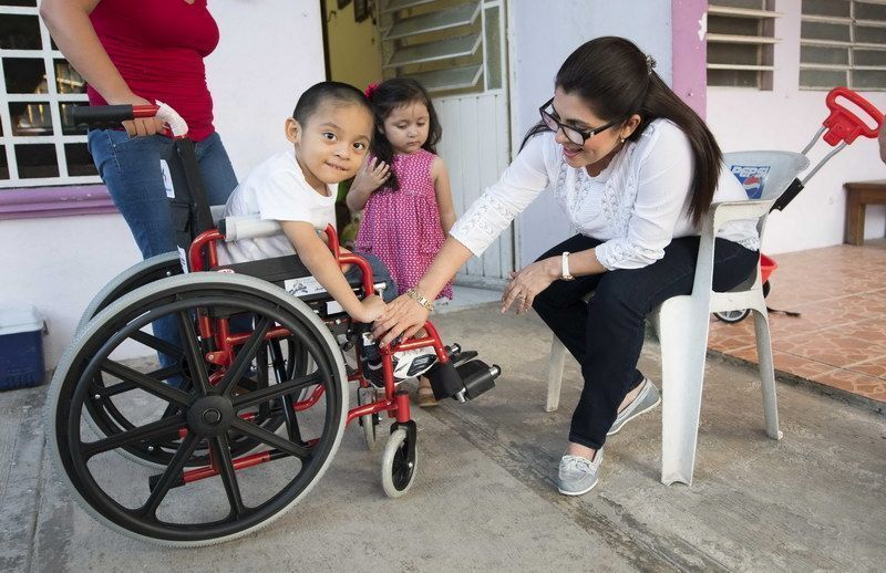 Diputada Maritza Medina entregan silla de ruedas al pequeño Matías