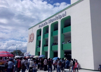 Antorchistas amenazan con plantón permanente frente a Palacio Municipal