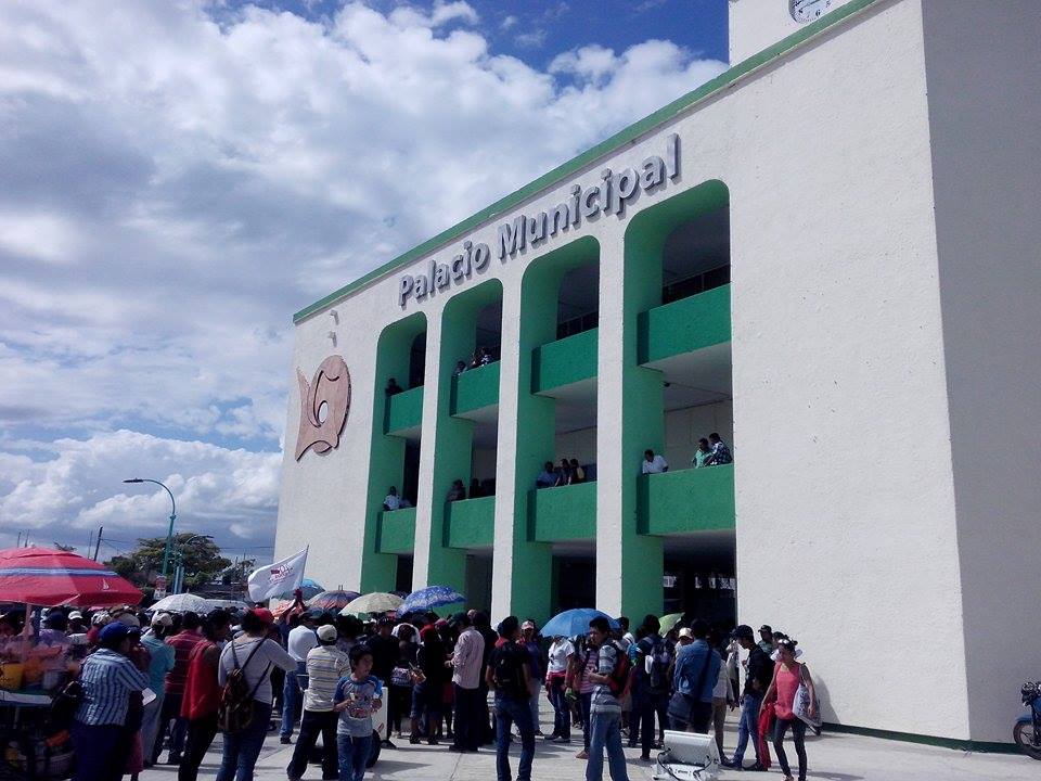 Antorchistas amenazan con plantón permanente frente a Palacio Municipal