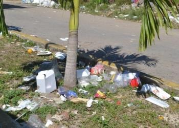 Vecino de FCP piden a encargados de la feria de los “Tres Reyes” que recojan su basura