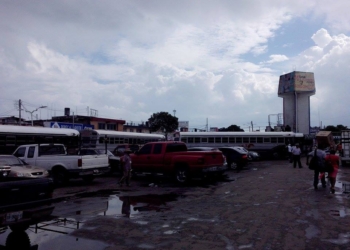 Autobuses de Belice colapsan estacionamiento del Mercado Nuevo