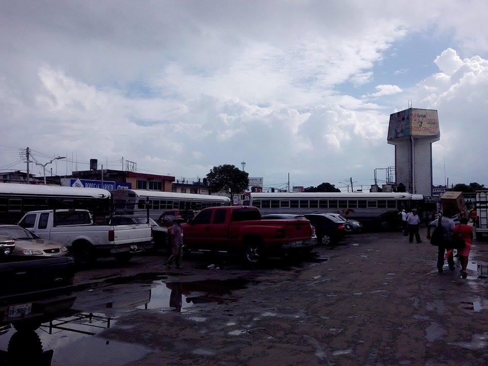 Autobuses de Belice colapsan estacionamiento del Mercado Nuevo