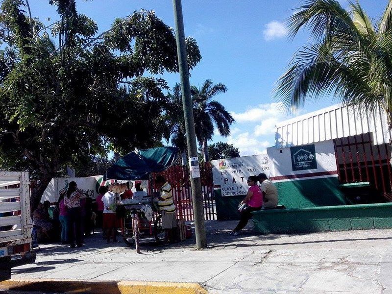 Comida chatarra, sigue amenazando a las puertas de las escuelas de Chetumal