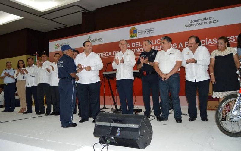Beto Borge otorga ascensos, condecora e incrementa salario a Policías de Quintana Roo