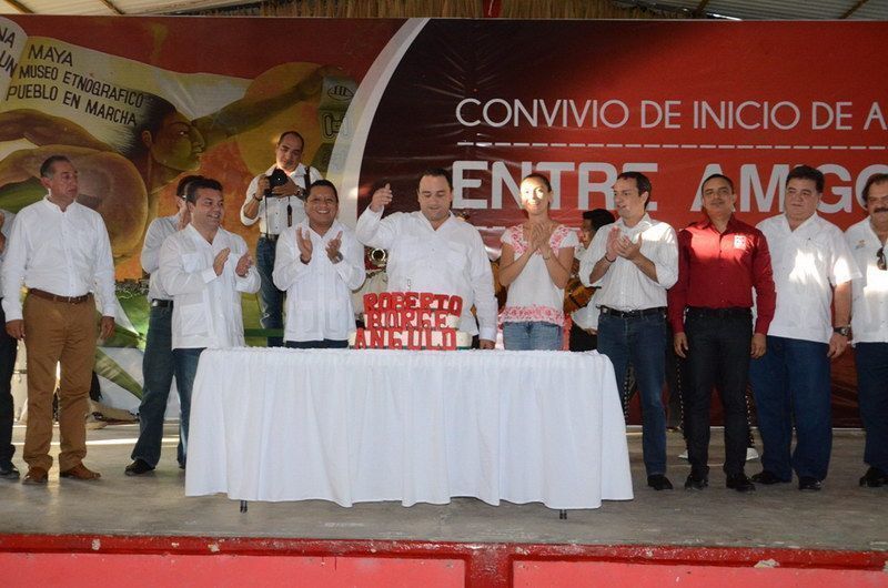 Beto Borge festeja su cumpleaños con sus hermanos Mayas
