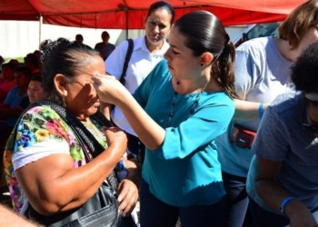Entregan lentes a personas con problemas de salud visual