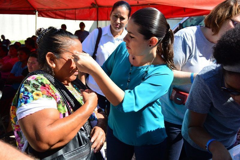 Entregan lentes a personas con problemas de salud visual