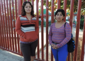 Padres de familia piden dar marcha atrás a cambio de huso horario