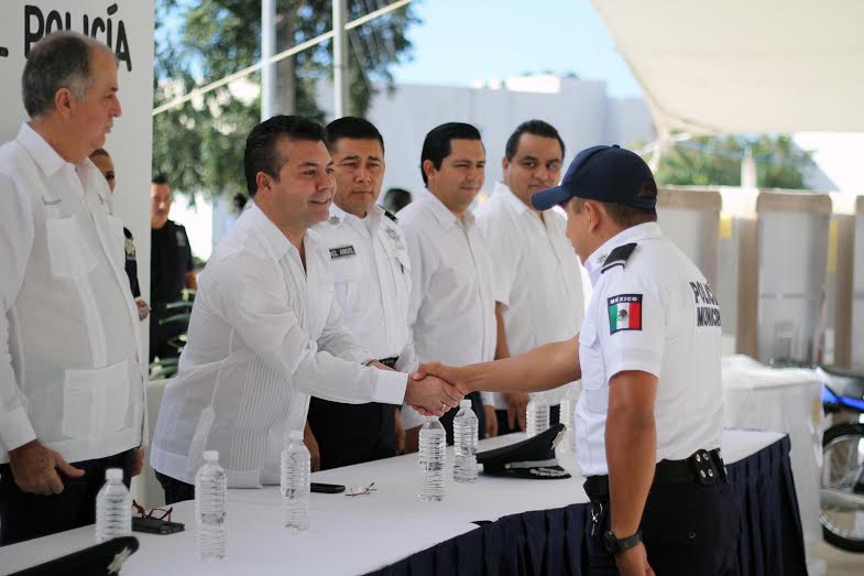 Mauricio Góngora comprometido con el bienestar de los policías