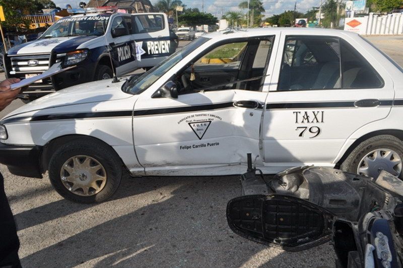 Distraído taxista causa accidente en la capital de la Zona Maya