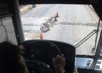 Conductores eluden “barda” (paso peatonal) en carretera para llegar a Holbox