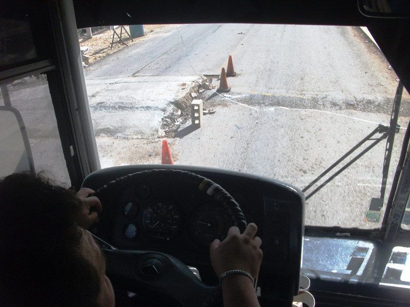 Conductores eluden “barda” (paso peatonal) en carretera para llegar a Holbox