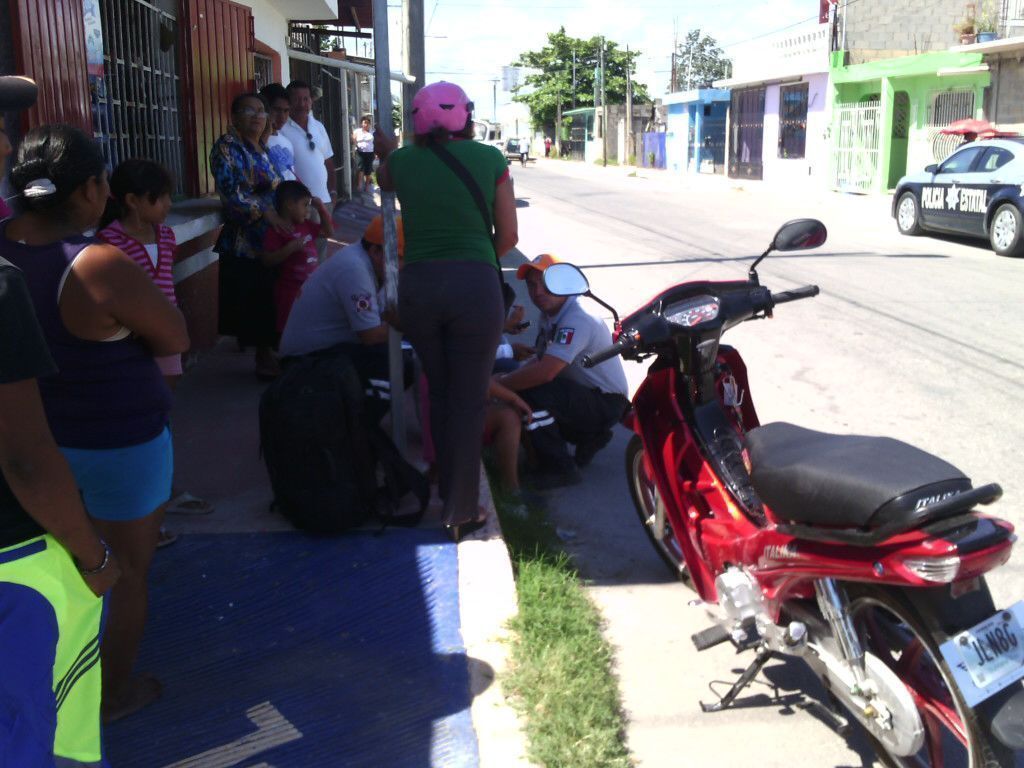Camioneta de paquetería provoca choque en la Pro-territorio, tres lesionados