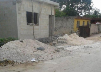 Se enfada la población porque las banquetas son utilizadas como estacionamientos