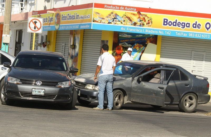 Chocan autos compactos, pero sin lesionados ni daños mayores