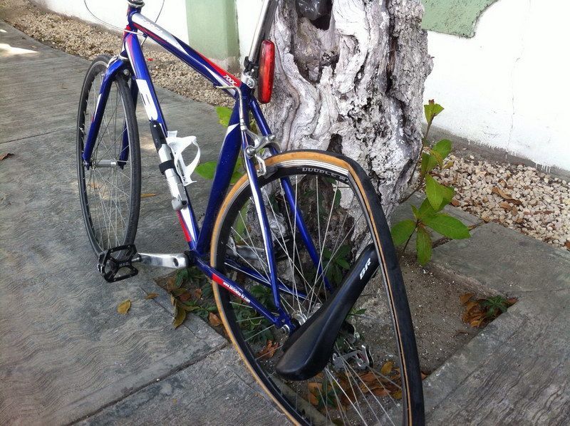 Zarandean a ciclista por auto compacto