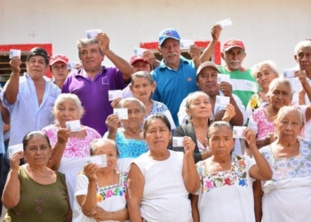 Entrega DIF municipal credenciales a favor de adultos mayores