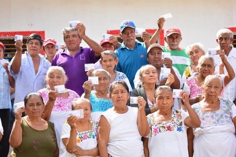 Entrega DIF municipal credenciales a favor de adultos mayores