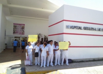 Enfermeros suplentes del Hospital General, hacen paro laboral porque SESA no les paga