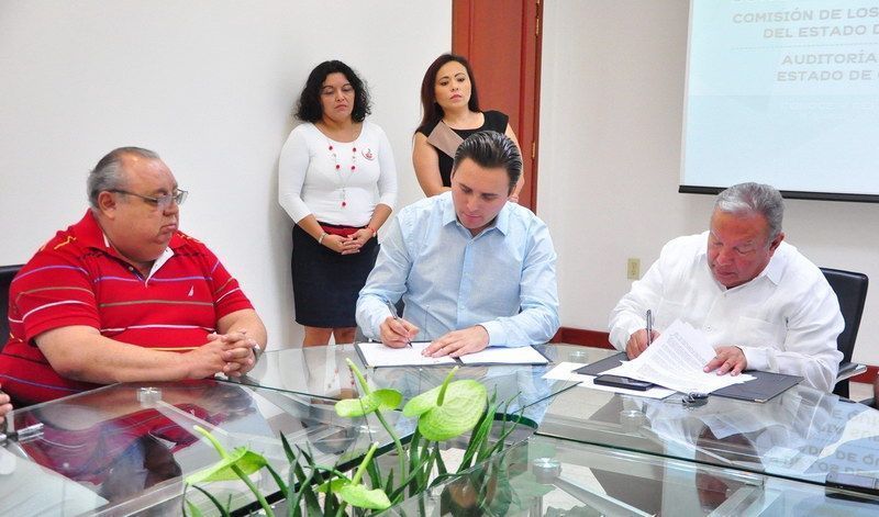 Signan convenio CDHEQROO y ASEQROO