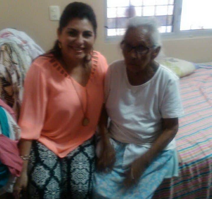 La diputada Maritza Medina entrega otra silla de ruedas, ahora en la Payo Obispo