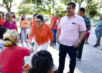 Diputada Maritza Medina entrega podadora, uniformes y despensas a habitantes de Carlos A. Madrazo, Ucum y Ramonal