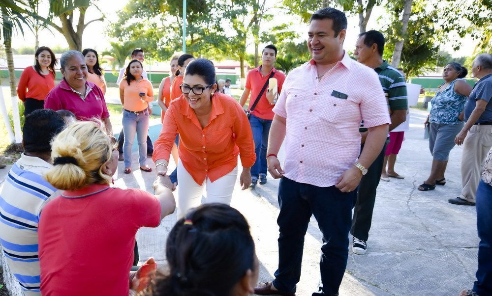 Diputada Maritza Medina entrega podadora, uniformes y despensas a habitantes de Carlos A. Madrazo, Ucum y Ramonal