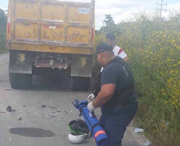 Muere motociclista por impacto en la parte posterior de un volquete