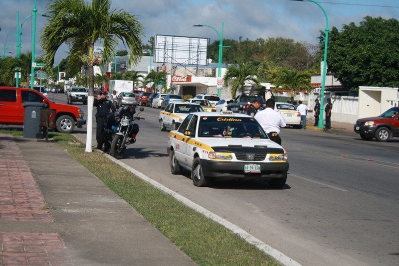 Detiene tránsito a 12 taxis y 7 motocicletas en Chetumal durante operativo “Volanta”
