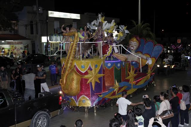 Turistas y habitantes disfrutan del Carnaval Playa del Carmen “Con alegría de Corazón”