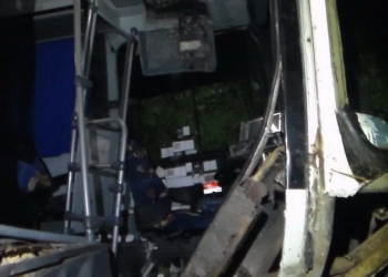 Debido a que el chofer “jugaba” con su celular, autobús del Mayab sale de carretera