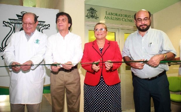Rectora inaugura el Laboratorio de Análisis Clínicos de DCS
