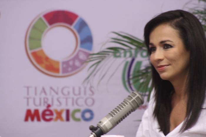 Le jalan las orejas a Laura Fernández Piña