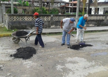Vecinos salen al quite en bacheo de sus calles