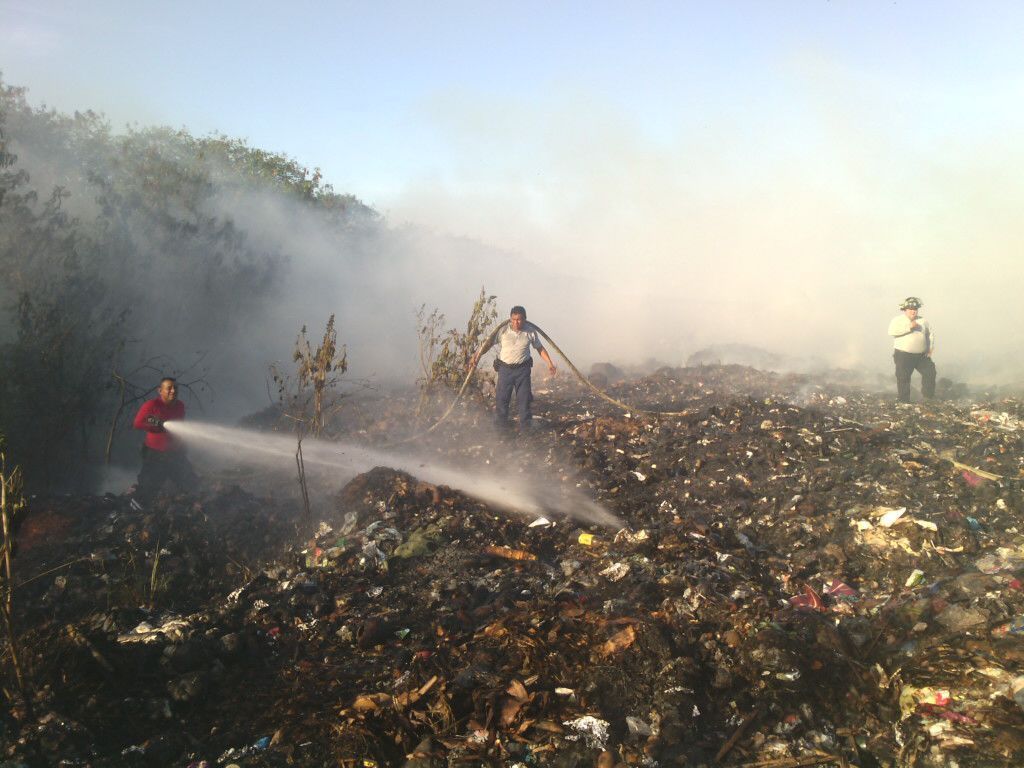 Sofocan incendio en basurero municipal de OPB