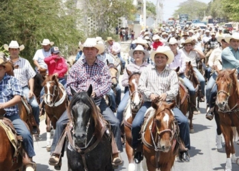 Cabalgata realza festejos de la tradicional Expomor