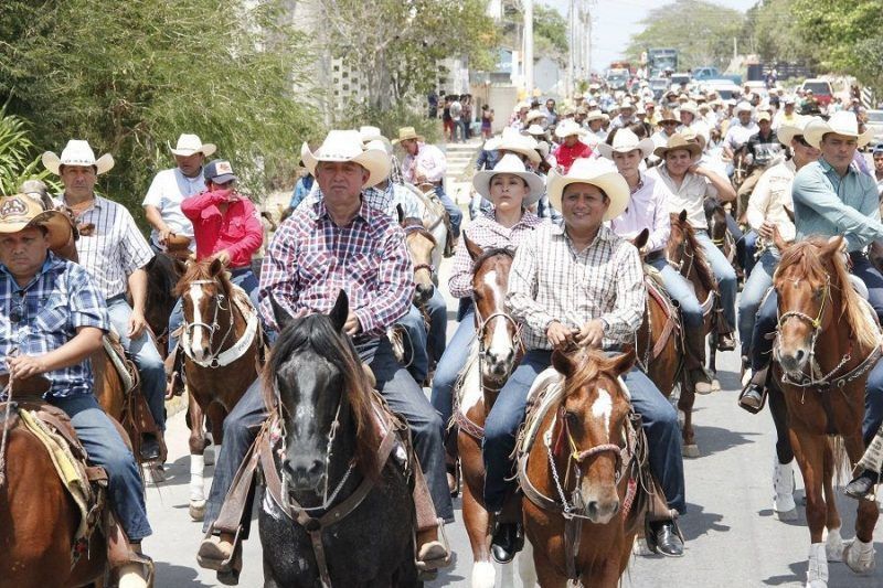 Cabalgata realza festejos de la tradicional Expomor