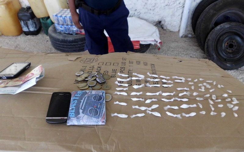 Detienen con 70 grapas a dos presuntos narcos en FCP