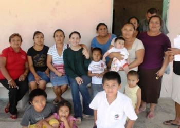 Convive con la gente de comunidades presidenta del DIF Bacalar