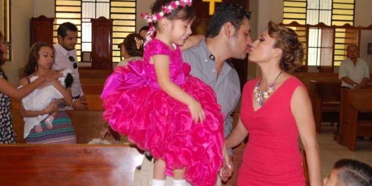 El mejor regalo que los padres pueden darle a sus hijos es darles la semilla del Amor, siempre manifestar el Amor que se tienen como pareja para que puedan crecer en un ambiente familiar sano.
