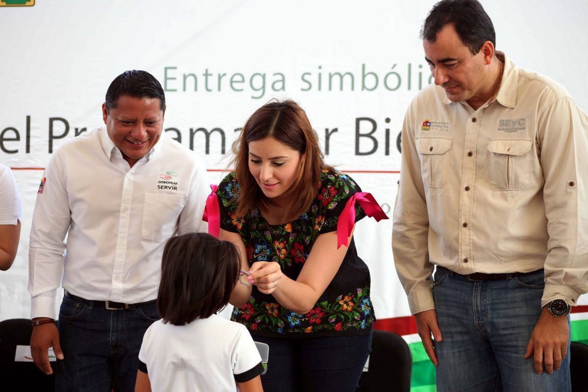 DIF y municipio de FCP entregan 431 lentes a estudiantes de nivel básico