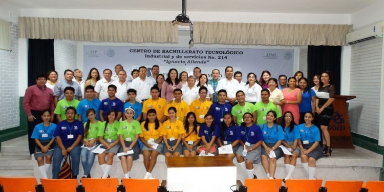 Los 24 jóvenes que compitieron en el Festival Académico con Cintia Medina Cáceres subdirectora de Enlace Operativo, junto con Héctor Mendoza Guevara director del Cbtis No 28 de Cozumel, Héctor Vega Santamaría cbtis 72 de Felipe Carrillo Puerto, Ligia Gamero Santos del 111 de Cancún, Armando Itzincab Mex del 253 de Chetumal, Raúl Paredes Román del 272 de Cancún y Aníbal Montalvo Pérez del 214 de Chetumal fungió como anfitrión.