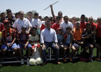 Mauricio Góngora cumple a los habitantes de Puerto Aventuras, ya cuentan con Unidad Deportiva
