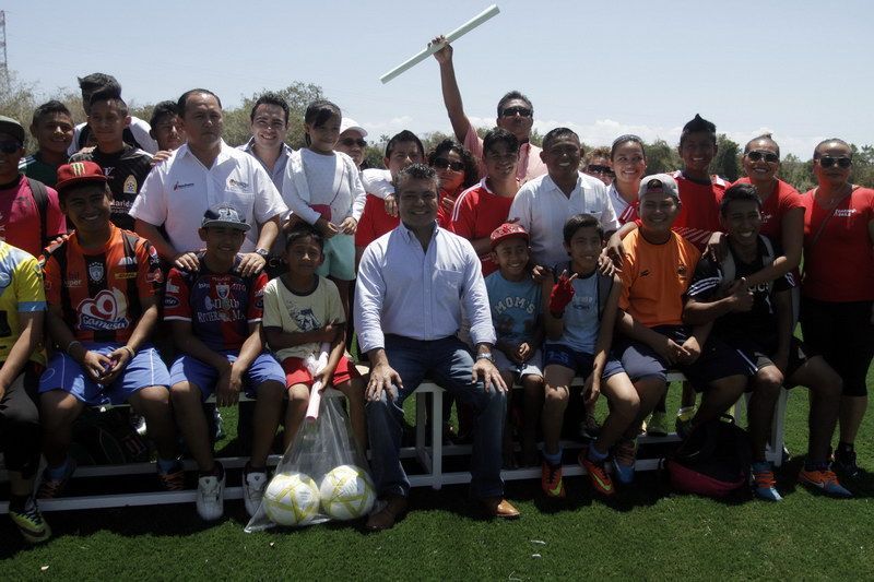 Mauricio Góngora cumple a los habitantes de Puerto Aventuras, ya cuentan con Unidad Deportiva