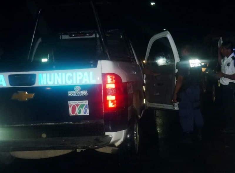 Por andar en la parranda le roban su moto