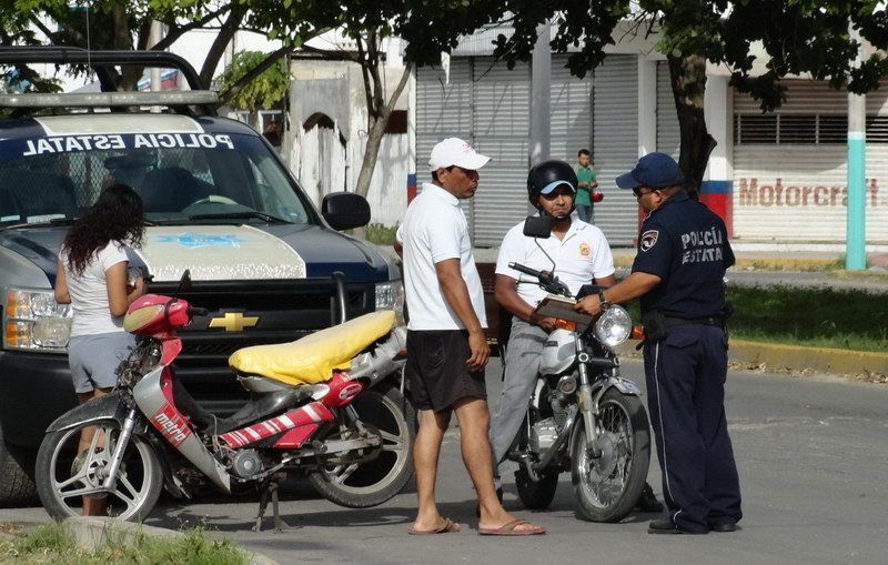 Roban motocicleta y desvalijan un tsuru a las afueras del Hospital General de Chetumal